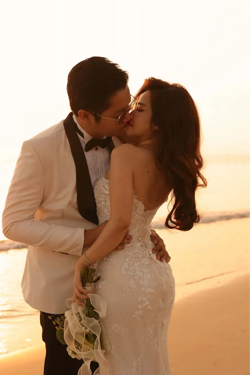 Nụ hôn trên bãi biển
